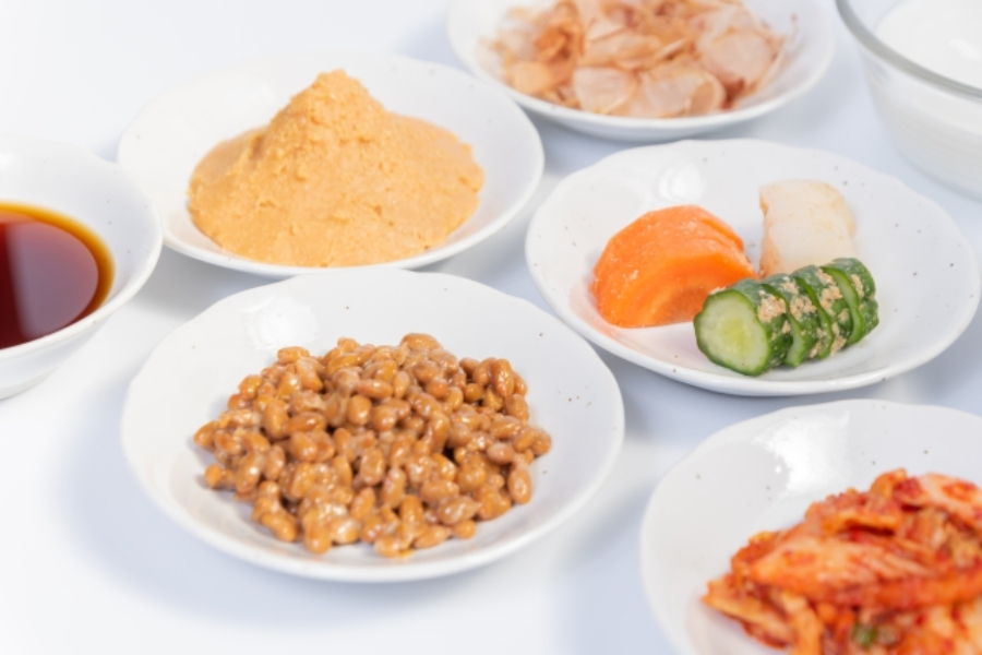 納豆、キムチ、ぬか漬け、味噌、醤油などの発酵食品