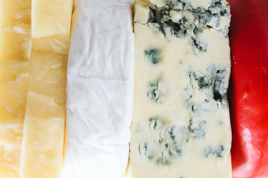 ゴーダ、カマンベール、ゴルゴンゾーラ、エダムチーズのアップ