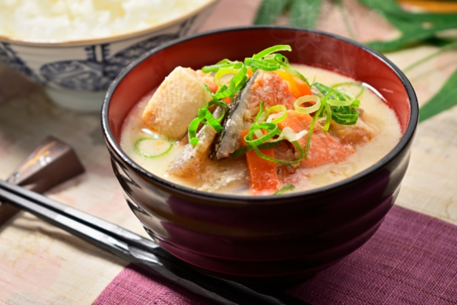 お椀に入った粕汁と箸とごはん