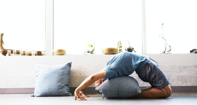 部屋でストレッチをする女性